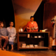 Dies Foto veranschaulicht die Situation im Tabakladen aus dem Stück: Der gute Mensch von Sezuan von Theater Saegewerk