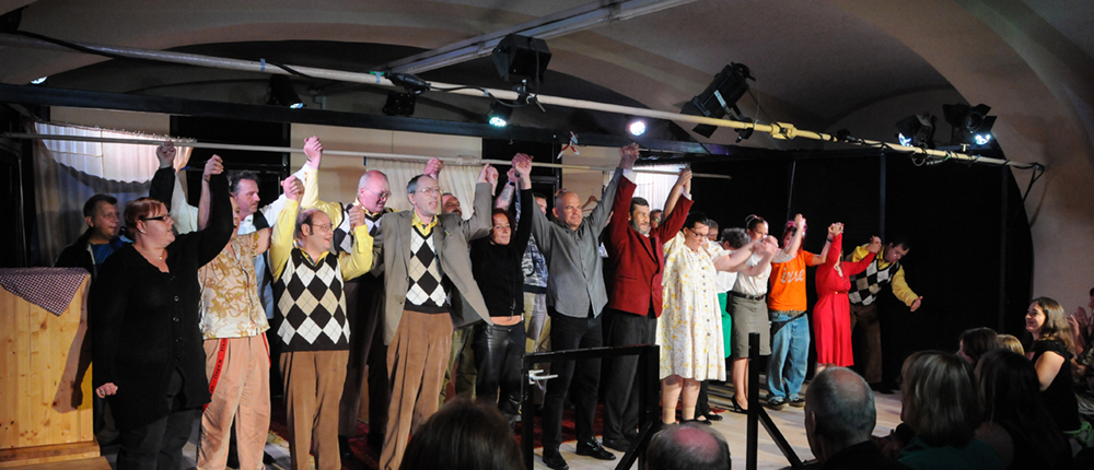 Das Foto zeigt das Ensemble beim Stück: Elling von Theater Saegewerk.