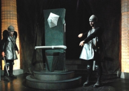 Dieses Bild zeigt die Soldaten, die den Thron bewachen aus dem Stück: Die Fliegen von Theater Saegewerk. aus