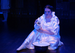 Das Bild zeigt eine Frau als lebendigen Brunnen in dem Stück: Hans im Glück von Theater Saegewerk