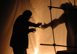Das Szenenfoto zeigt ein Schattenbild aus dem Stück: "Krabat oder die Verwandlung der Welt" von Theater Saegewerk.