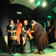 Dies ist eine Szene aus El-loco, der Spinner von Alberto Manzi. Das Theater Saegewerk vereint unterschiedliche Fähigkeiten zu einem Gesamtwerk.